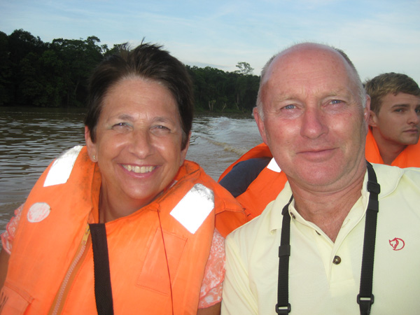 Gina en Hans Mom op de Kinabatanganrivier